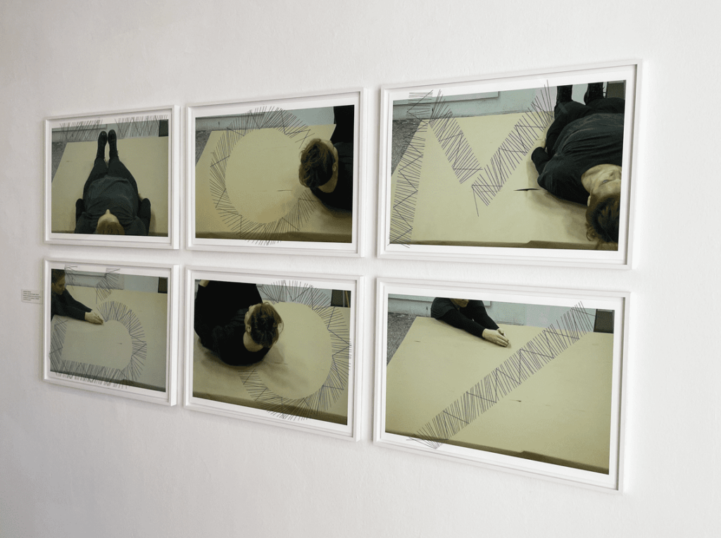 Tomboy, Installation view, Schlossmuseum Linz; Das Wort Tomboy gestickt auf sechs Fotografien, fuer jeden Buchstaben eine Fotografie: Die Fotos zeigen einen Koerper der verschiedene koerpliche Positionen einnimmt und nur teilweise abgebildet ist.