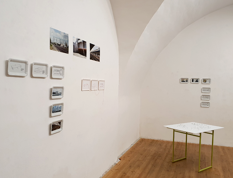 Austellungsansicht Kunstraum arcade mit der Arbeit "not soft but round, cutting", "200x70" ( 6 Porzellanteller, 3 gestickte Pappteller, 3 Fine Art Prints) und "Abandoning the idea of being at a certain place" (6 Porzellanteller)