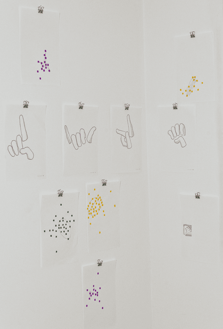 Fingeralphabet "Dyke" zeigend und Grafiken – farbige Gouache-Punkte auf bzw. neben abstrakten Formen (Bleistift)
